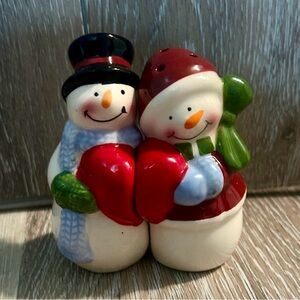 Snowman Salt & Pepper Shakers – Holiday Hugging Couple | Winter Decor | Giftable